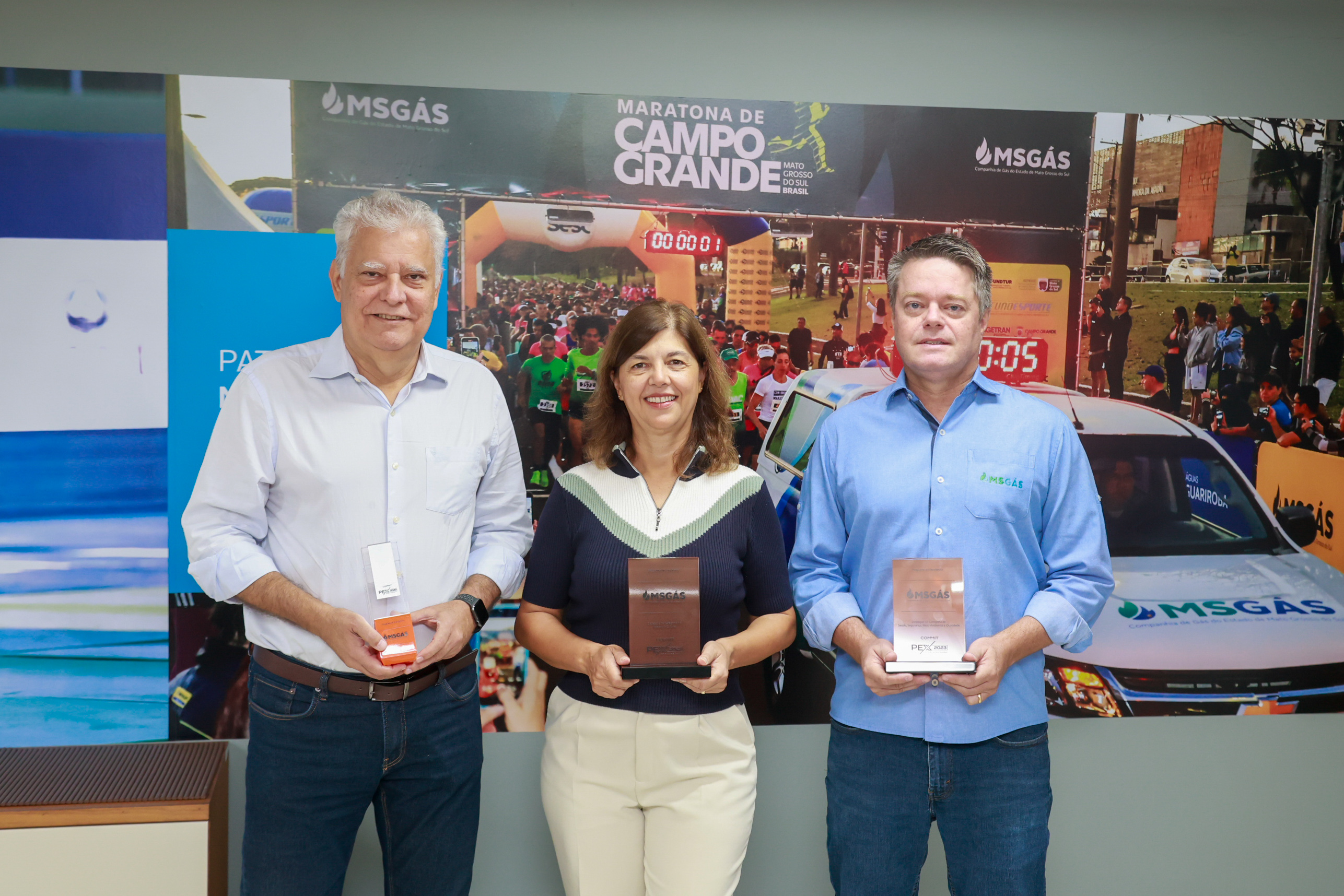 Diretores da MSGÁS, Rui Pires dos Santos (Diretor-Presidente); Bernadete Rangel (Diretora Administrativa e Financeira) e Fabricio Marti (Diretor Técnico e Comercial) apresentam os troféus recebidos na premiação.